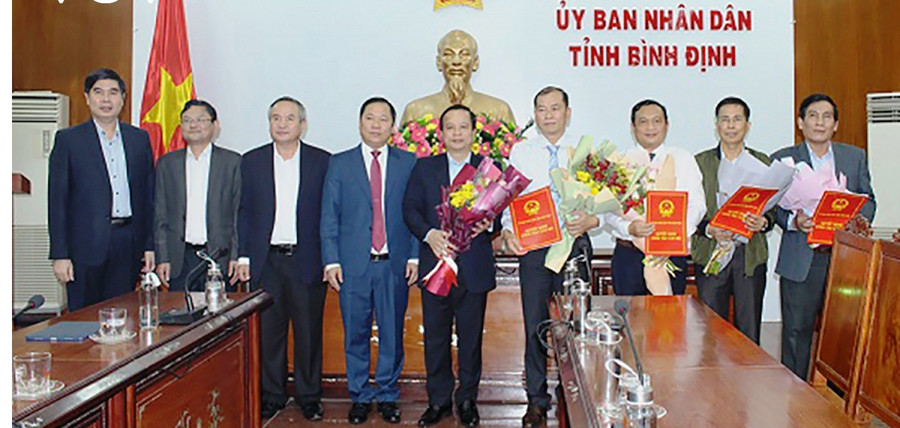 Ông Nguyễn Phi Long (thứ tư từ trái sang), cùng lãnh đạo UBND tỉnh chúc mừng các đồng chí được bổ nhiệm, phân công nhiệm vụ.