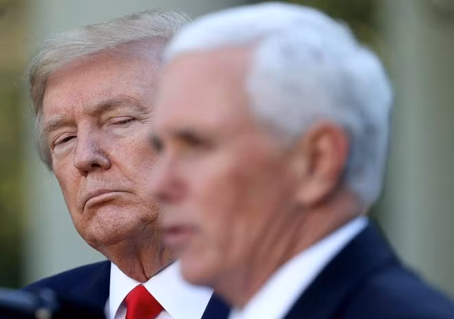 Phó tổng thống Mike Pence đang đối mặt với lời kêu gọi viện dẫn Tu chính án số 25 - Ảnh: AFP/Getty