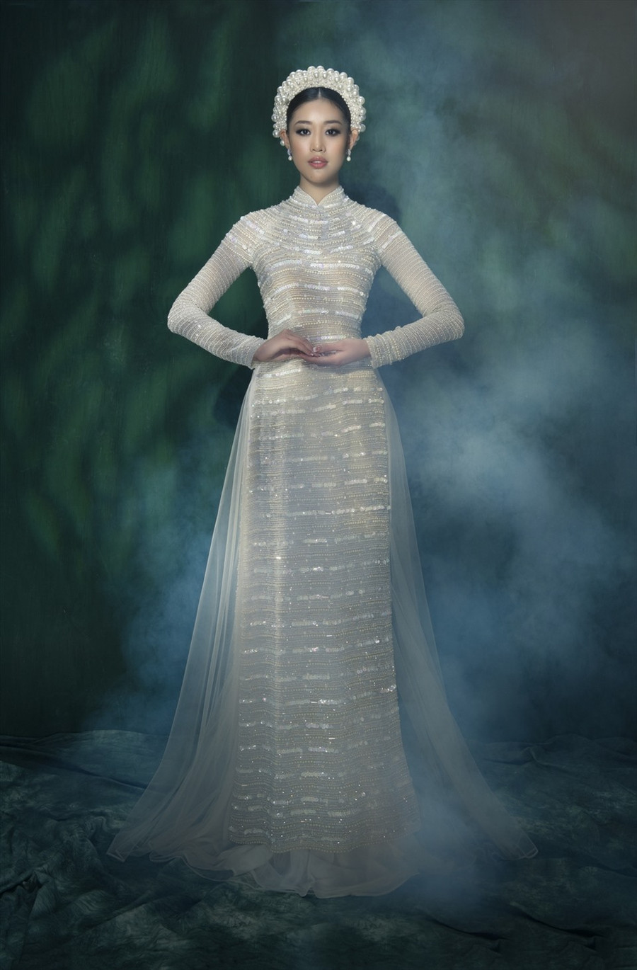 Thông qua các thiết kế lần này, Khánh Vân bày tỏ mong muốn được mang áo dài đến gần với mọi người hơn.