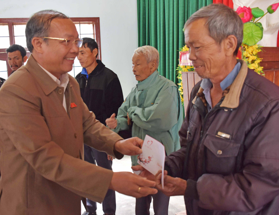 Ông Đinh Duy Vượt-Phó Trưởng đoàn đại biểu Quốc hội tỉnh Gia Lai tặng quà cho các hộ nghèo trên địa bàn huyện Kbang. Ảnh: Hà Phương