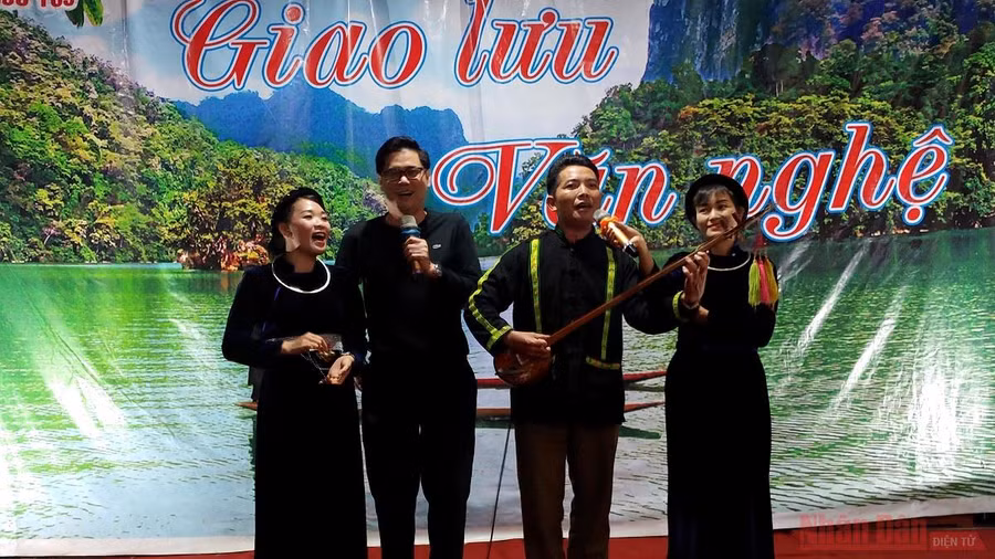 Sau một ngày dạo chơi trên hồ, du khách có thể dừng chân ở các bản làng du lịch cộng đồng Pác Ngòi, Bó Lù, Cốc Tộc… của người Tày xung quanh hồ, khám phá những nét văn hóa đặc trưng của người dân bản xứ, cùng thưởng thức những món ăn truyền thống địa phương, hòa mình vào những khúc đàn tính, điệu then đậm tình mến khách.