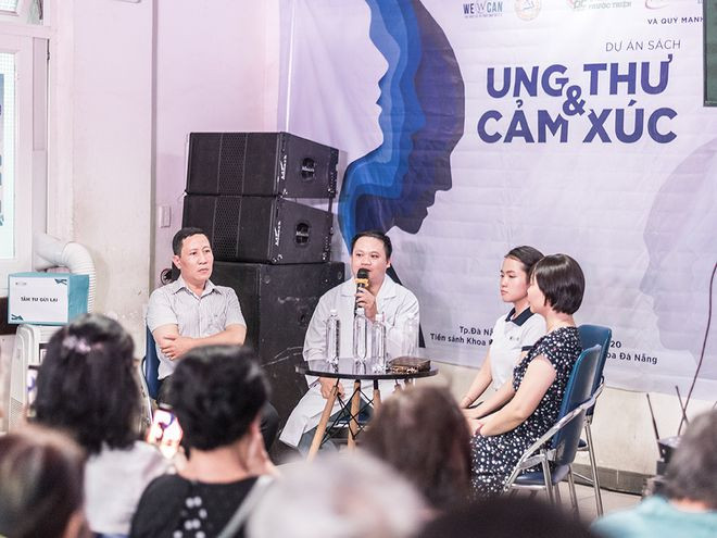 TS-BS Lê Quốc Tuấn (Trưởng khoa Ung bướu, Bệnh viện Đà Nẵng) chia sẻ kiến thức trị liệu, ổn định tâm lý cho bệnh nhân ung thư tại chương trình của We Can ẢNH: WE CAN CUNG CẤP