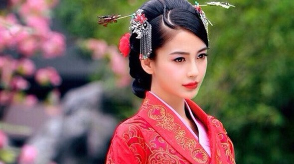 Angelababy sở hữu nhan sắc xinh đẹp, nhiều lần đứng hạng cao trong các cuộc bình chọn sắc đẹp không chỉ riêng tại Trung Quốc mà còn ở Hàn Quốc, Nhật Bản... Cô tham gia các bộ phim như: Phong thần bảng truyền kì, Cô phương bất tự thưởng, Rồng biển trỗi dậy... Ảnh: Xinhua.