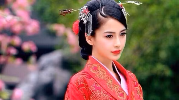 Angelababy sở hữu nhan sắc xinh đẹp, nhiều lần đứng hạng cao trong các cuộc bình chọn sắc đẹp không chỉ riêng tại Trung Quốc mà còn ở Hàn Quốc, Nhật Bản... Cô tham gia các bộ phim như: Phong thần bảng truyền kì, Cô phương bất tự thưởng, Rồng biển trỗi dậy... Ảnh: Xinhua.