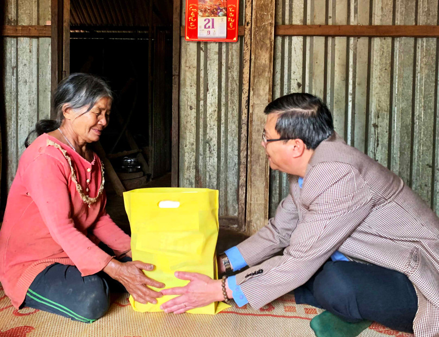 -Đồng chí Thái Thanh Bình thăm, tặng quà gia đình bà Rơ Châm Phih, làng Ó, xã Ia Sao, huyện Ia Grai. Ảnh Như Nguyện