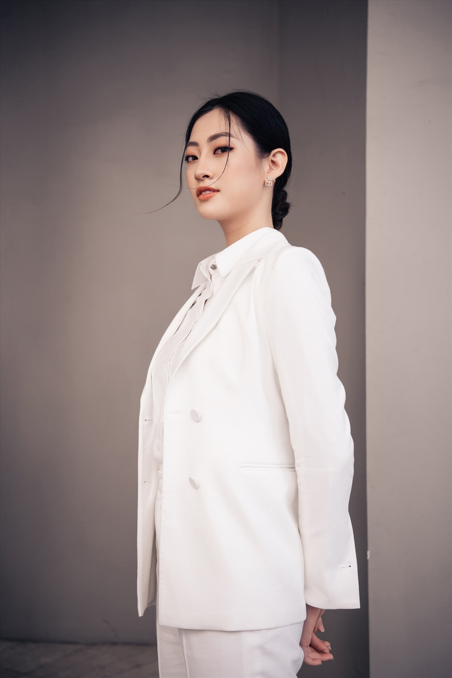 Mặc dù không đạt được ước mơ nhưng hiện tại Hoa hậu Lương Thùy Linh đã là cái tên sáng giá trong làng mẫu Việt với nhiều lần đảm nhiệm vị trí Vedette, First Face cho các nhà thiết kế hàng đầu Việt Nam. Trong tương lai, cô cũng mong sẽ được thử sức nhiều hơn nữa tại các lĩnh vực khác. Ảnh: NVCC. Mặc dù không đạt được ước mơ nhưng hiện tại Hoa hậu Lương Thùy Linh đã là cái tên sáng giá trong làng mẫu Việt với nhiều lần đảm nhiệm vị trí Vedette, First Face cho các nhà thiết kế hàng đầu Việt Nam. Trong tương lai, cô cũng mong sẽ được thử sức nhiều hơn nữa tại các lĩnh vực khác. Ảnh: NVCC.