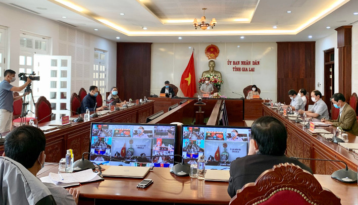 Đồng chí Võ Ngọc Thành-Phó Bí thư Tỉnh ủy, Chủ tịch UBND tỉnh, Trưởng ban Chỉ đạo phòng-chống dịch bệnh Covid-19 tỉnh chủ trì cuộc họp trực tuyến triển khai khẩn cấp các biện pháp phòng-chống dịch Covid-19 chiều tối 31-1. Ảnh: Như Nguyện