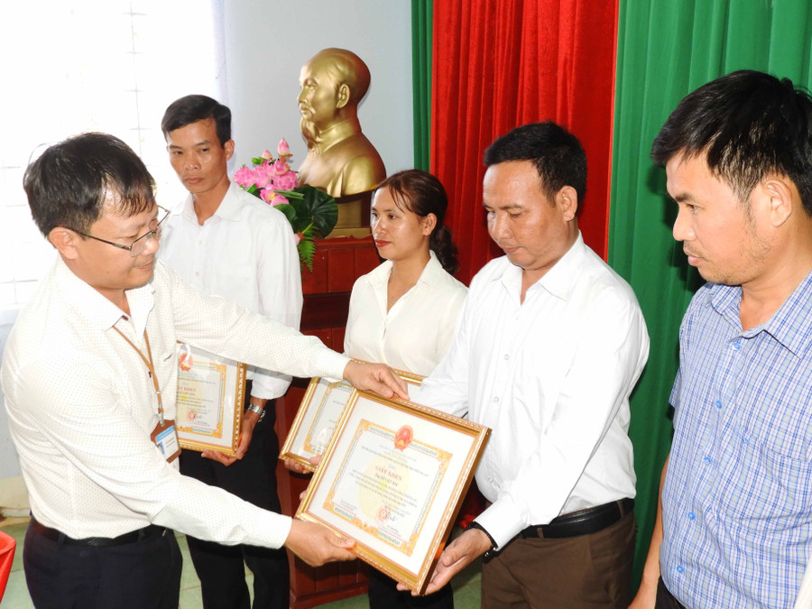 Các cá nhân được Ban đại diện Hội đồng quản trị Ngân hàng Chính sách xã hội tỉnh Gia Lai tặng giấy khen. Ảnh: Thanh Nhật 