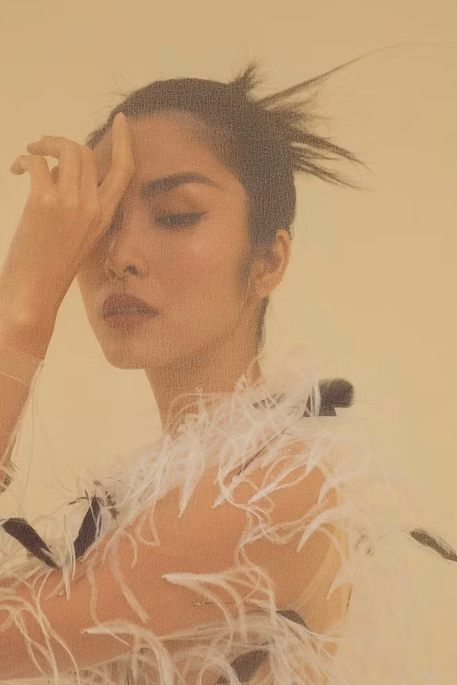 Đây là lần hiếm hoi Hà Tăng khoe đường cong quyến rũ trong những thiết kế gợi cảm. Sự tối giản từ bối cảnh đến trang phục cùng thân thái của nữ diễn viên khiến khán giả không khỏi xuýt xoa khen ngợi. Mặc dù không còn hoạt động showbiz và cũng hạn chế tham gia các sự kiện giải trí nhưng tên tuổi của Tăng Thanh Hà vẫn có sức hút khá lớn đối với công chúng trong nhiều năm qua ẢNH: NVCC