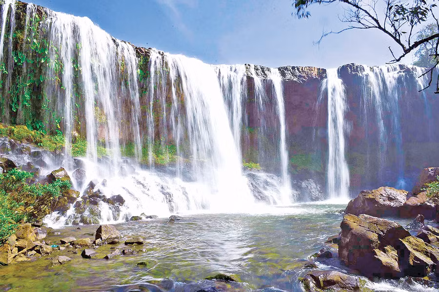  Thác Mơ-điểm du lịch thơ mộng của huyện. Ảnh: Lê Nam