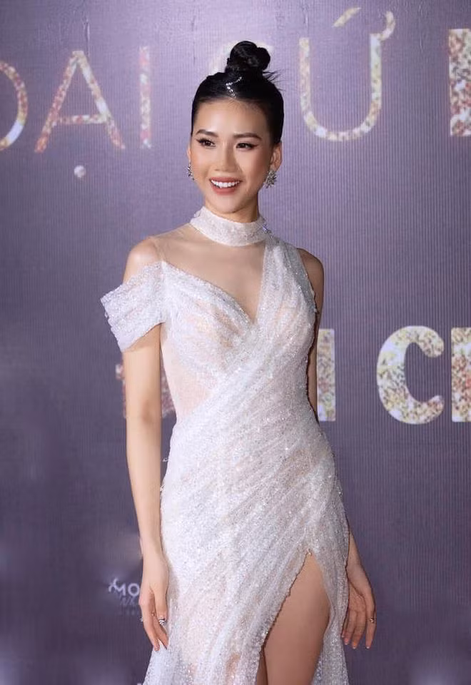 Quỳnh Hoa xuất hiện rạng rỡ trên thảm đỏ Miss International Queen Vietnam 2020. Chân dài từng được Hương Giang huấn luyện và giành chiến thắng tại một cuộc thi người mẫu. Vì vậy, người đẹp sinh năm 1998 đến để ủng hộ cuộc thi do giọng ca Anh đang ở đâu đấy anh tổ chức ẢNH: BTC