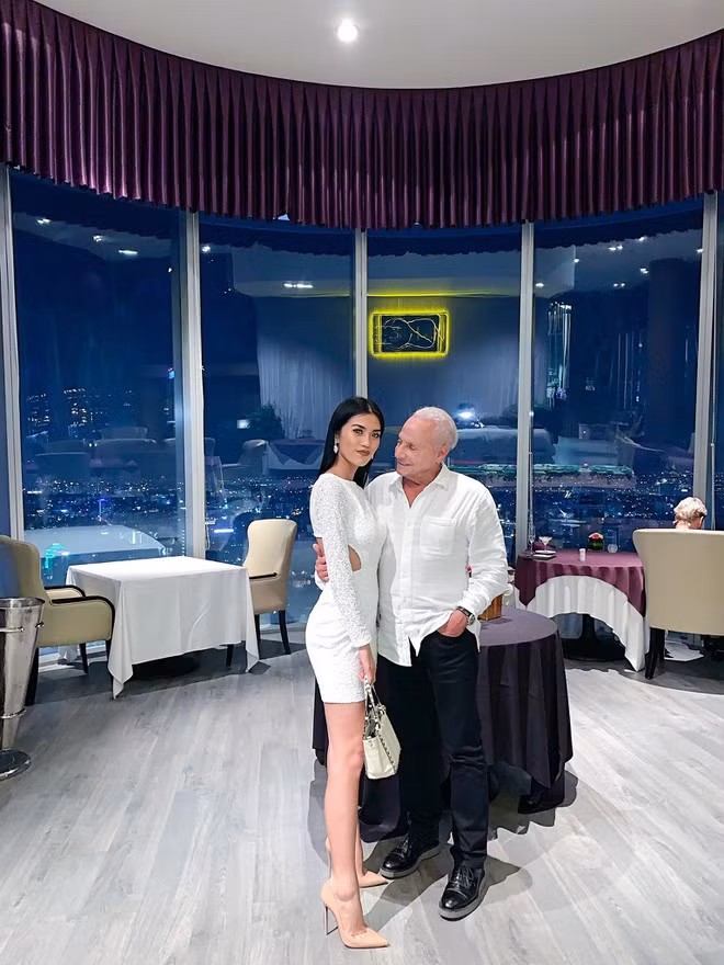 Wynn luôn dành cho Cổ Ngân sự quan tâm tỉ mỉ và nhìn cô âu yếm