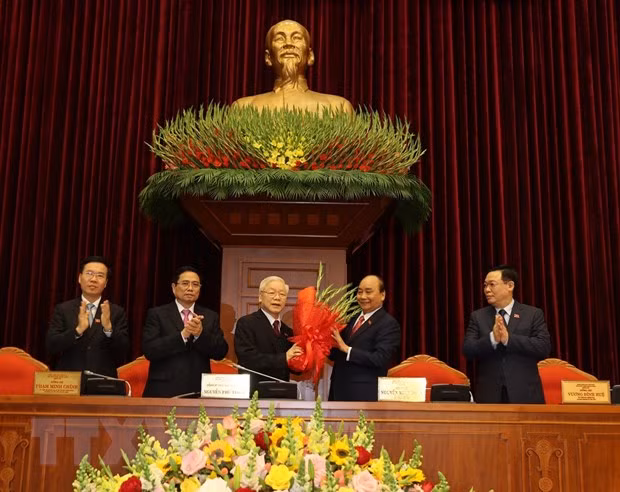 Thay mặt Bộ Chính trị, đồng chí Nguyễn Xuân Phúc, Thủ tướng Chính phủ tặng hoa chúc mừng đồng chí Nguyễn Phú Trọng được tín nhiệm bầu làm Tổng Bí thư Ban Chấp hành Trung ương Đảng Cộng sản Việt Nam khóa XIII. (Ảnh: Trí Dũng/TTXVN)