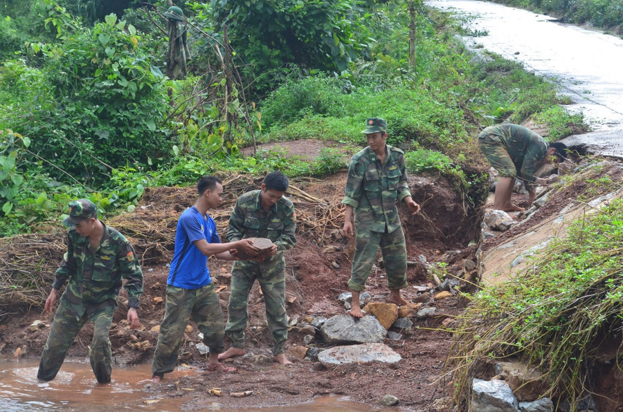 Bội đội Biên phòng tham gia giúp dân nạo vét kênh mương, khơi thông dòng chảy. Ảnh: Anh Huy Bội đội Biên phòng tham gia giúp dân nạo vét kênh mương, khơi thông dòng chảy. Ảnh: Anh Huy