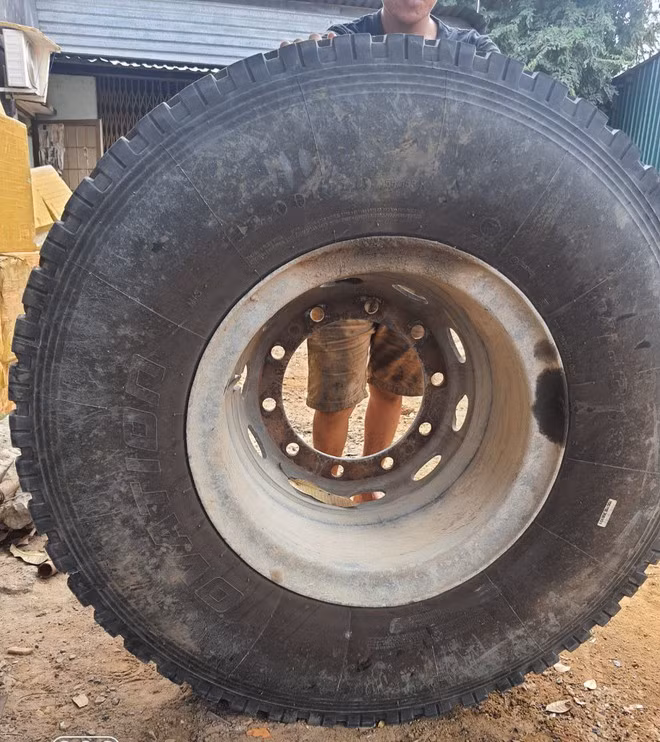 Bánh xe ben này ngã đè lên đứa trẻ gây chấn thương nặng - ẢNH: CTV