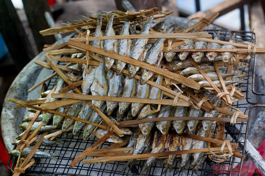 Cá sau khi đánh bắt được làm sạch và phơi nắng. Qua 3-4 bữa nắng, khi đã khô lại, cá được kẹp trên thanh tre rồi nướng trên than hoa cho đến khi vàng rộm, dậy mùi thơm hấp dẫn, dù không cần ướp bất cứ gia vị nào. Khi ăn cá có vị ngọt, thơm, giòn, chắc thịt. Trong tiết trời se lạnh, món cá nướng nồng đậm như chính cái hồn của người dân bao đời gắn bó với hồ, với núi rừng chắc chắn sẽ để lại dư vị khó quên trong lòng khách phương xa. Cá sau khi đánh bắt được làm sạch và phơi nắng. Qua 3-4 bữa nắng, khi đã khô lại, cá được kẹp trên thanh tre rồi nướng trên than hoa cho đến khi vàng rộm, dậy mùi thơm hấp dẫn, dù không cần ướp bất cứ gia vị nào. Khi ăn cá có vị ngọt, thơm, giòn, chắc thịt. Trong tiết trời se lạnh, món cá nướng nồng đậm như chính cái hồn của người dân bao đời gắn bó với hồ, với núi rừng chắc chắn sẽ để lại dư vị khó quên trong lòng khách phương xa.