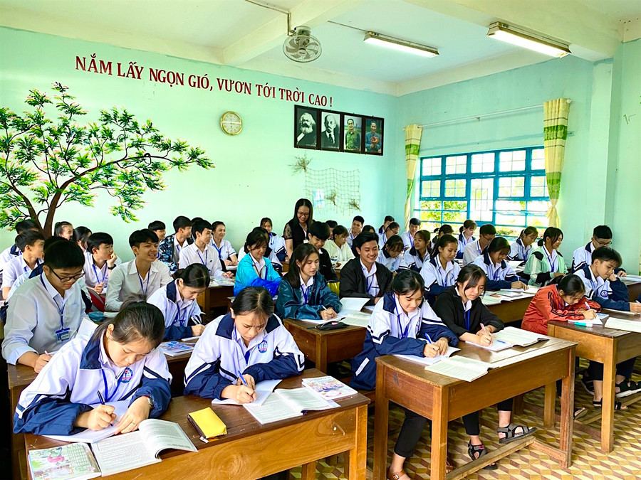 Qua thực hiện 3 phong trào thi đua đã nâng cao tinh thần trách nhiệm, hăng hái thi đua “dạy tốt-học tốt” trong đội ngũ cán bộ, giáo viên và học sinh. Ảnh: Hồng Thi