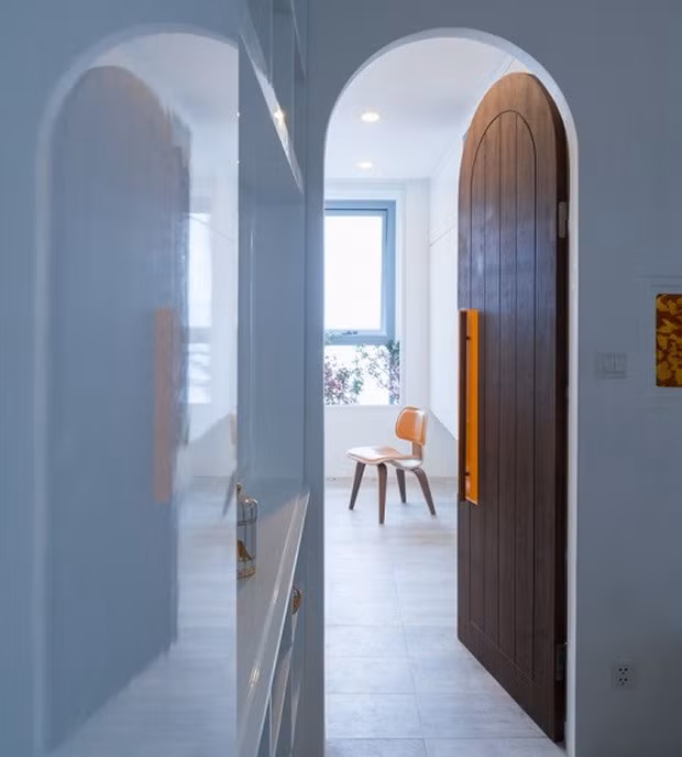 Từ ngoài vào, căn hộ được bao phủ bởi tone trắng sáng và khá thoải mái.