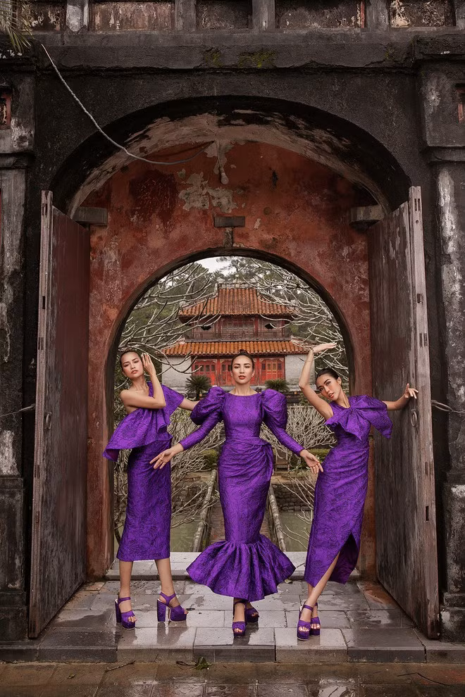 Những người đẹp sẽ tham gia thử thách chụp ảnh nghệ thuật tại các địa điểm nổi tiếng ở đây. Do không chiến thắng trong vòng thi trước, đội của Hoa hậu Ngọc Diễm-Tường Linh-Ngọc Châu gặp khó khăn khi phải diện váy bút chì và tạo dáng chuyển động xoay trên các bậc thang ẢNH: BTC