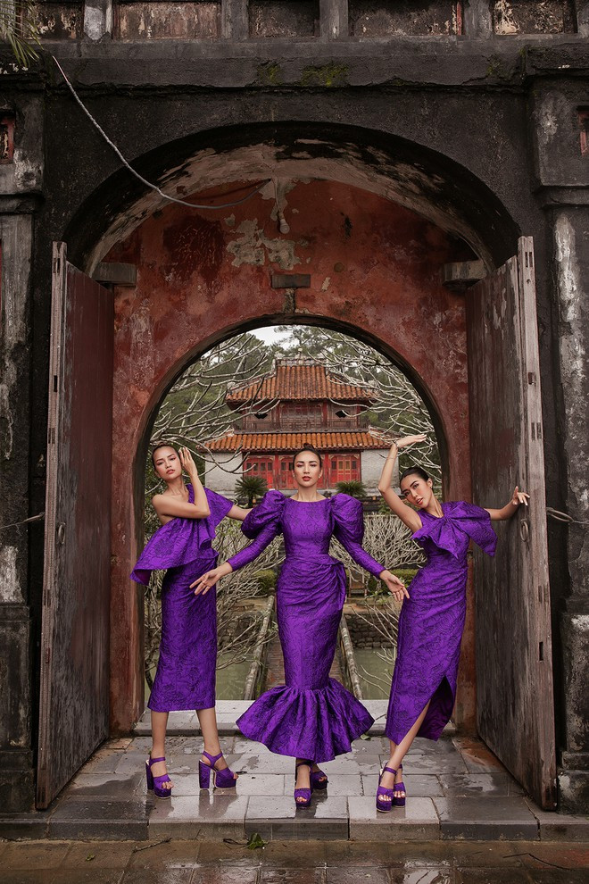 Những người đẹp sẽ tham gia thử thách chụp ảnh nghệ thuật tại các địa điểm nổi tiếng ở đây. Do không chiến thắng trong vòng thi trước, đội của Hoa hậu Ngọc Diễm-Tường Linh-Ngọc Châu gặp khó khăn khi phải diện váy bút chì và tạo dáng chuyển động xoay trên các bậc thang ẢNH: BTC Những người đẹp sẽ tham gia thử thách chụp ảnh nghệ thuật tại các địa điểm nổi tiếng ở đây. Do không chiến thắng trong vòng thi trước, đội của Hoa hậu Ngọc Diễm-Tường Linh-Ngọc Châu gặp khó khăn khi phải diện váy bút chì và tạo dáng chuyển động xoay trên các bậc thang ẢNH: BTC
