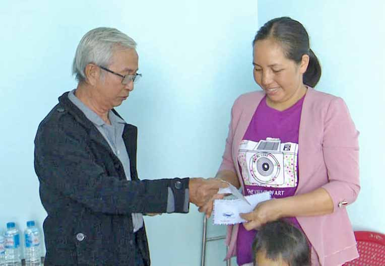 Đại diện các ban, ngành của địa phương trao tặng nhiều phần quà cho gia đình. Ảnh: Hà Phương Đại diện các ban, ngành của địa phương trao tặng nhiều phần quà cho gia đình. Ảnh: Hà Phương