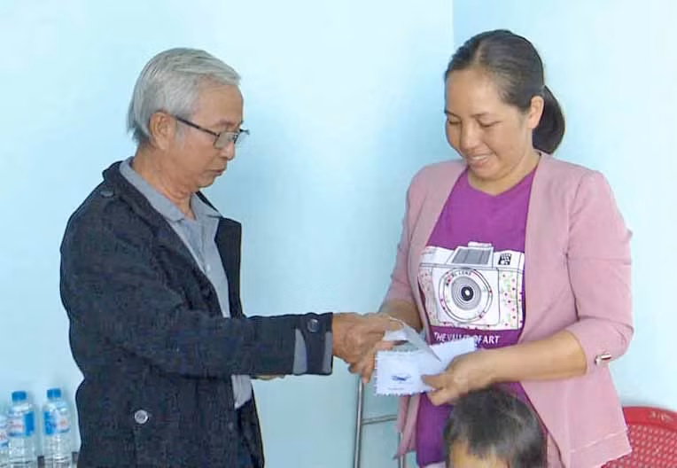 Đại diện các ban, ngành của địa phương trao tặng nhiều phần quà cho gia đình. Ảnh: Hà Phương