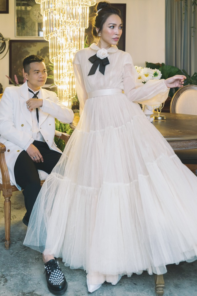 Được biết, cả hai nghệ sĩ khi hợp tác chung có nhiều kỉ niệm khó quên. Họ phải thay đổi đường dây kịch bản liên tục để phù hợp với nội dung bài hát.