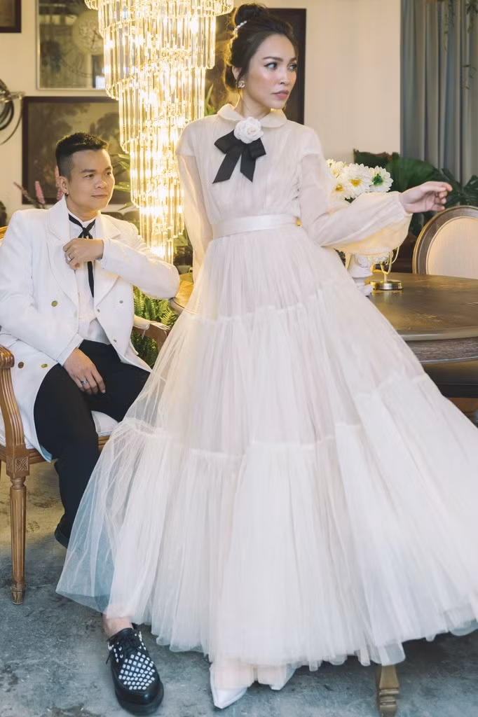 Được biết, cả hai nghệ sĩ khi hợp tác chung có nhiều kỉ niệm khó quên. Họ phải thay đổi đường dây kịch bản liên tục để phù hợp với nội dung bài hát.