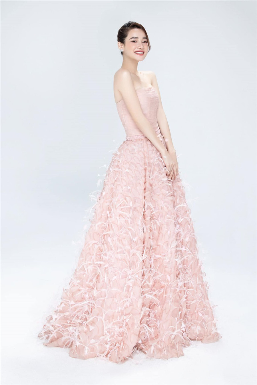 Nhã Phương nói rằng hiện tại cô đang có cuộc sống hạnh phúc, viên mãn. Ảnh: NSCC. Nhã Phương nói rằng hiện tại cô đang có cuộc sống hạnh phúc, viên mãn. Ảnh: NSCC.