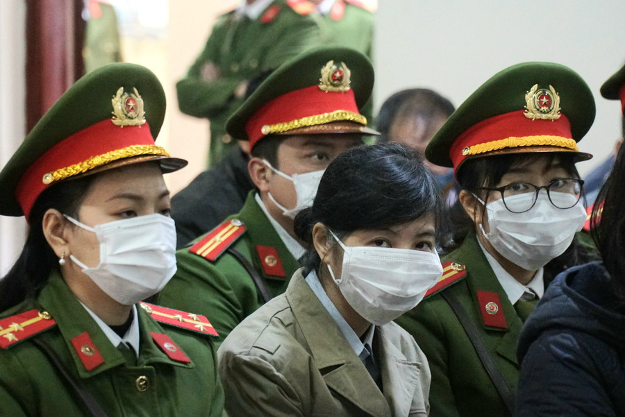 Luật sư của Nguyễn Thị Kim Anh đề nghị HĐXX hoãn tòa thì phải mở lại sớm, bởi thân chủ của bà bị tạm giam đã lâu, ảnh hưởng tới sức khỏe, tinh thần. (Ảnh: Ngọc Hải)  Luật sư của Nguyễn Thị Kim Anh đề nghị HĐXX hoãn tòa thì phải mở lại sớm, bởi thân chủ của bà bị tạm giam đã lâu, ảnh hưởng tới sức khỏe, tinh thần. (Ảnh: Ngọc Hải)