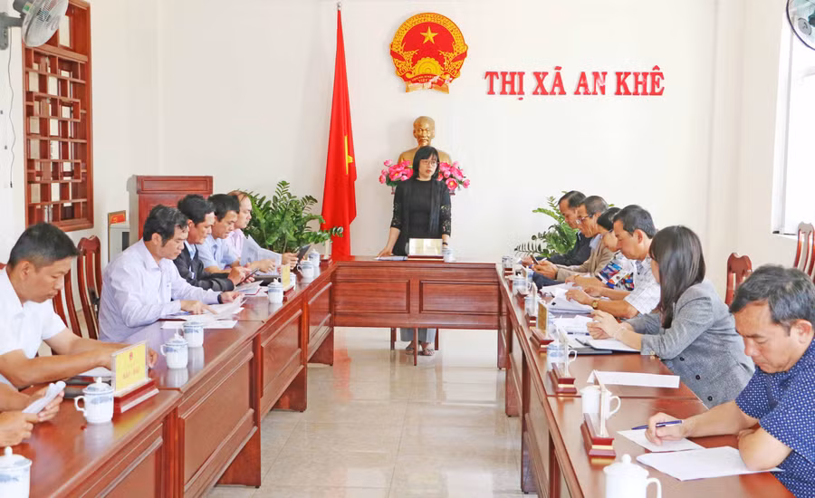 Quang cảnh buổi làm việc tại UBND thị xã An Khê