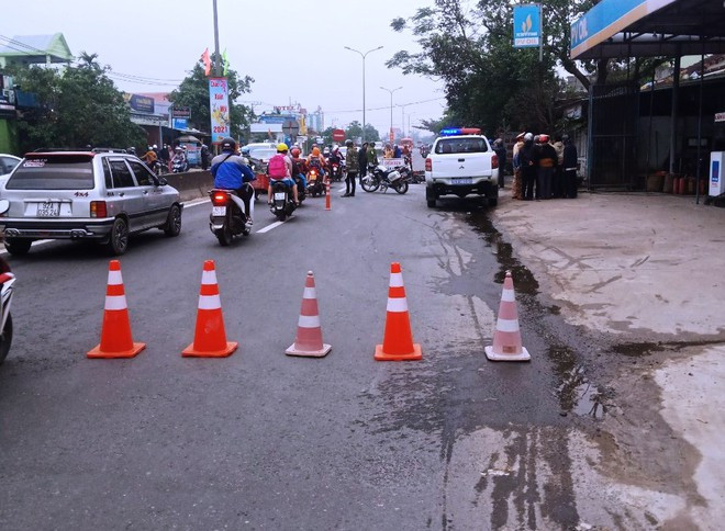  Lực lượng CSGT có mặt tại hiện trường lấy thông tin, điều tiết tai nạn giao thông - ẢNH: NAM THỊNH