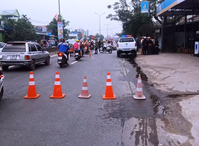  Lực lượng CSGT có mặt tại hiện trường lấy thông tin, điều tiết tai nạn giao thông - ẢNH: NAM THỊNH