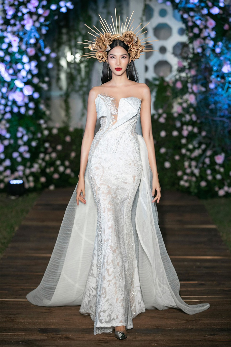 Đội vòng hoa cùng thiết kế váy cúp ngực khoe vai trần, Hoàng Thùy mang vẻ đẹp ngọt ngào, nữ tính. Cô được đánh giá ngày một hoàn thiện nhan sắc kể từ sau khi đăng quang Á hậu.