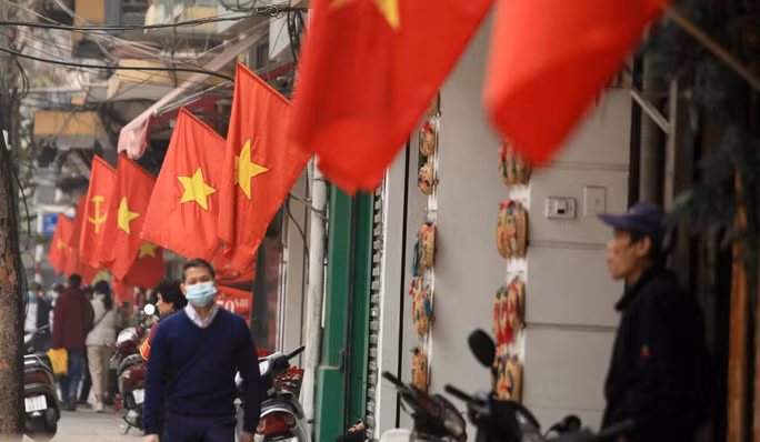  Phố Hàng Bông ở trung tâm Thủ đô Hà Nội rực rỡ sắc cờ