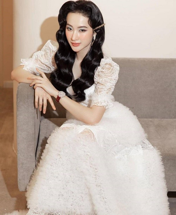 Nếu như vài năm trước, Angela Phương Trinh gắn liền với hình ảnh nóng bỏng, hở bạo thì ở thời điểm hiện tại, cô đã thay đổi phong cách. Người đẹp chia sẻ rằng cô không còn thích 