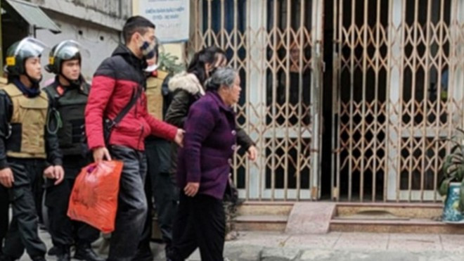 Công an dẫn giải bà Trần Thị Đàm - Ảnh CTV Công an dẫn giải bà Trần Thị Đàm - Ảnh CTV