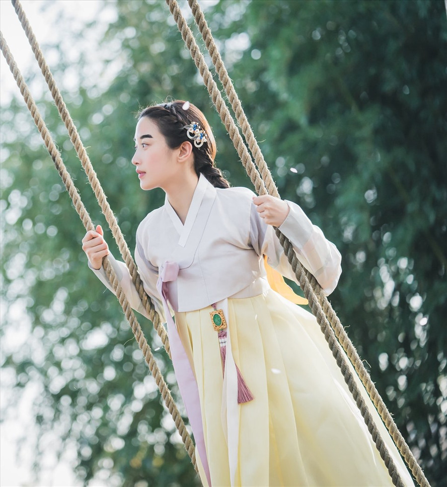 Trên màn ảnh, Moon Ga Young thể hiện tốt về ngoại hình, tâm lý nhân vật khi phải đối mặt với việc luôn bị mọi người chê bai về ngoại hình. Ảnh: Instagram.