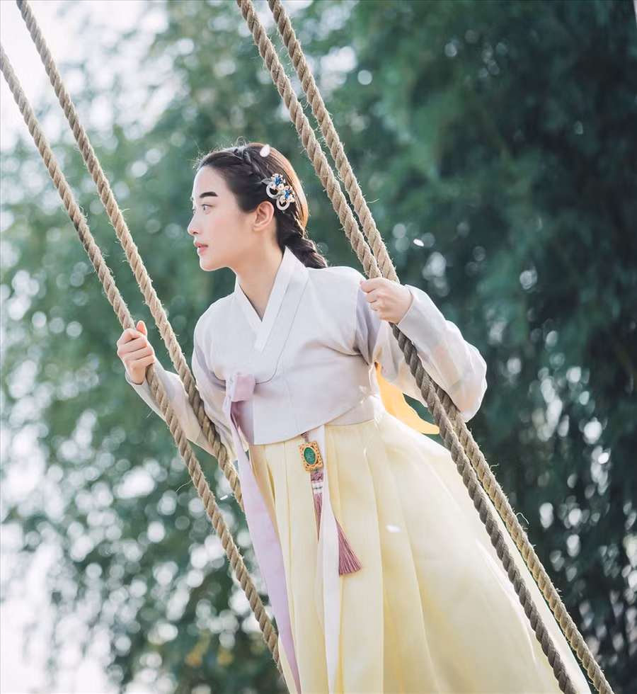 Trên màn ảnh, Moon Ga Young thể hiện tốt về ngoại hình, tâm lý nhân vật khi phải đối mặt với việc luôn bị mọi người chê bai về ngoại hình. Ảnh: Instagram.