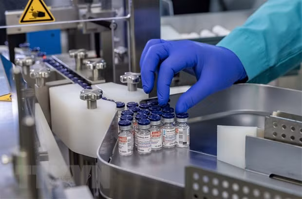 Dây chuyển sản xuất vaccine Sputnik V ngừa COVID-19 tại nhà máy dược phẩm ở Karaganda, Kazakhstan, ngày 22/12/2020. (Ảnh: THX/TTXVN)