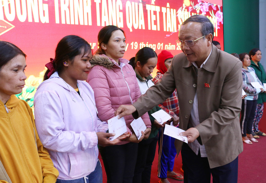 Phó Trưởng đoàn đại biểu Quốc hội tỉnh tặng quà cho các hộ dân. Ảnh: Quang Tấn