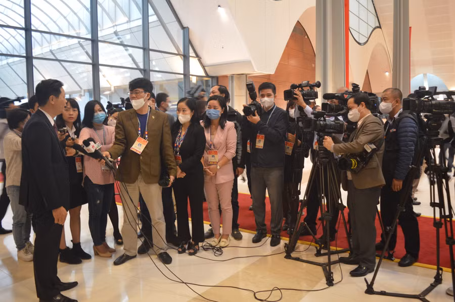 Phóng viên phỏng vấn đại biểu bên về Đại hội.