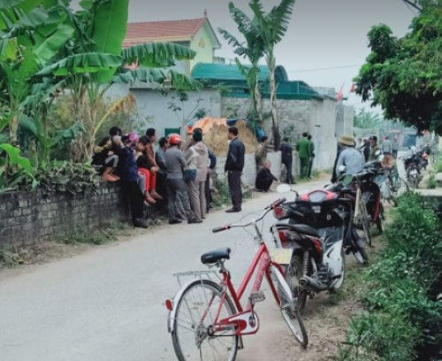 Rất đông người dân tập trung tại căn nhà nơi xảy ra sự việc. Ảnh: Q. Lưu Rất đông người dân tập trung tại căn nhà nơi xảy ra sự việc. Ảnh: Q. Lưu