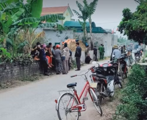 Rất đông người dân tập trung tại căn nhà nơi xảy ra sự việc. Ảnh: Q. Lưu