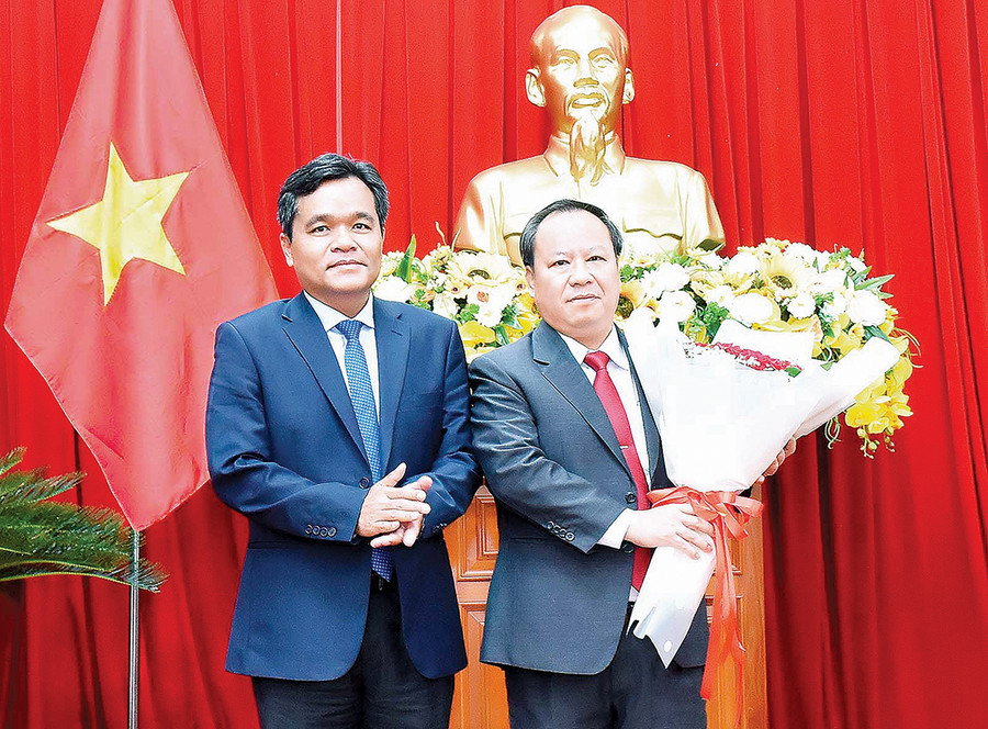 Bí thư Tỉnh ủy Hồ Văn Niên tặng hoa chúc mừng đồng chí Châu Ngọc Tuấn-Phó Bí thư Thường trực Tỉnh ủy được bầu giữ chức Chủ tịch HĐND tỉnh. Ảnh: Đức Thụy