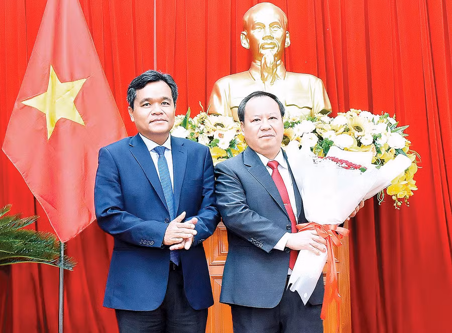 Bí thư Tỉnh ủy Hồ Văn Niên tặng hoa chúc mừng đồng chí Châu Ngọc Tuấn-Phó Bí thư Thường trực Tỉnh ủy được bầu giữ chức Chủ tịch HĐND tỉnh. Ảnh: Đức Thụy