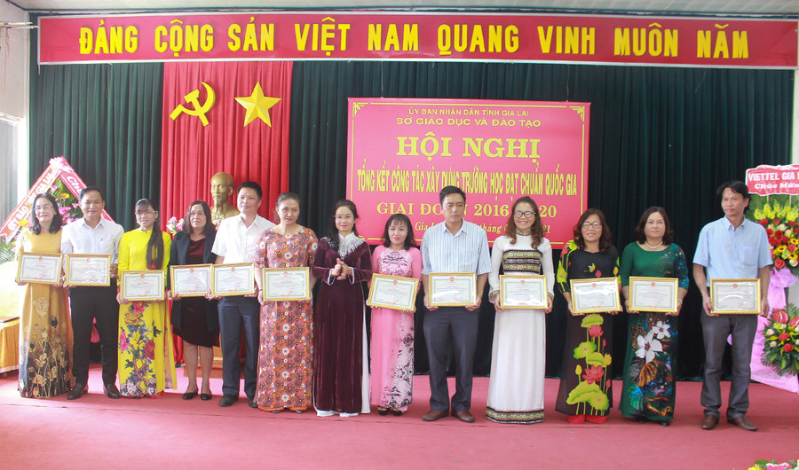 Tặng giấy khen của Giám đốc Sở GD-ĐT cho các tập thể đạt thành tích xuất sắc. Ảnh: Hồng Thi Tặng giấy khen của Giám đốc Sở GD-ĐT cho các tập thể đạt thành tích xuất sắc. Ảnh: Hồng Thi