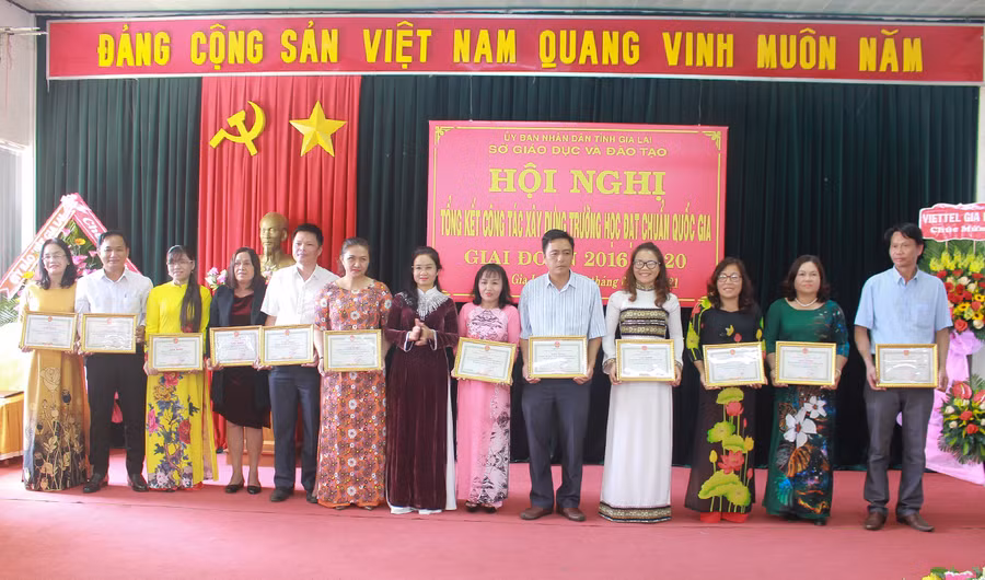 Tặng giấy khen của Giám đốc Sở GD-ĐT cho các tập thể đạt thành tích xuất sắc. Ảnh: Hồng Thi