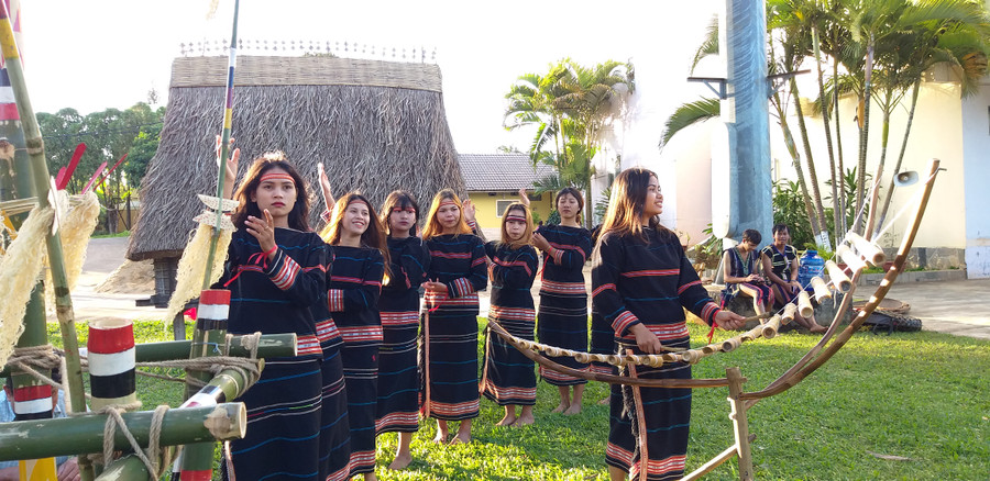 Thiếu nữ Jrai trong Lễ mừng lúa mới. Ảnh: Tạ Ngọc Điệp