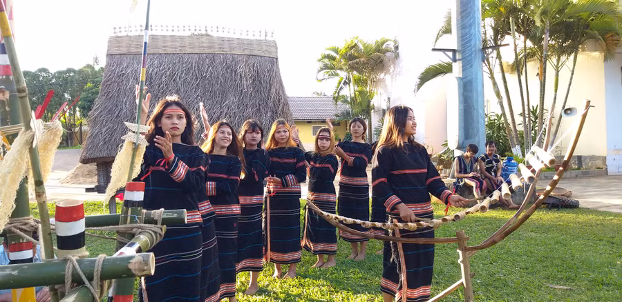 Thiếu nữ Jrai trong Lễ mừng lúa mới. Ảnh: Tạ Ngọc Điệp